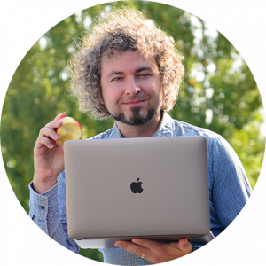 Tomas Jelinek är författaren till Cash Reader appen för iOS. Han gillar att driva idéer till sina gränser för att skapa tekniskt avancerade men ändå enkla att använda appar. På den här bilden håller han ett tuggat äpple i sin högra hand och hans nya MacBook i hans vänstra. Han står på taket av det samarbetande kontoret Impact Hub i Brno, Tjeckien, den plats där Cash Reader skapades, därav vinded och solen som belyser hans egenskaper.